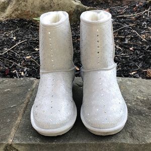 Girls Eva & Zoe silver boots. Size 4. Worn once.
